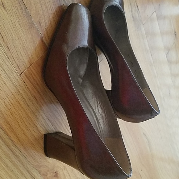 Browns pewter colored pumps - Picture 2 of 3